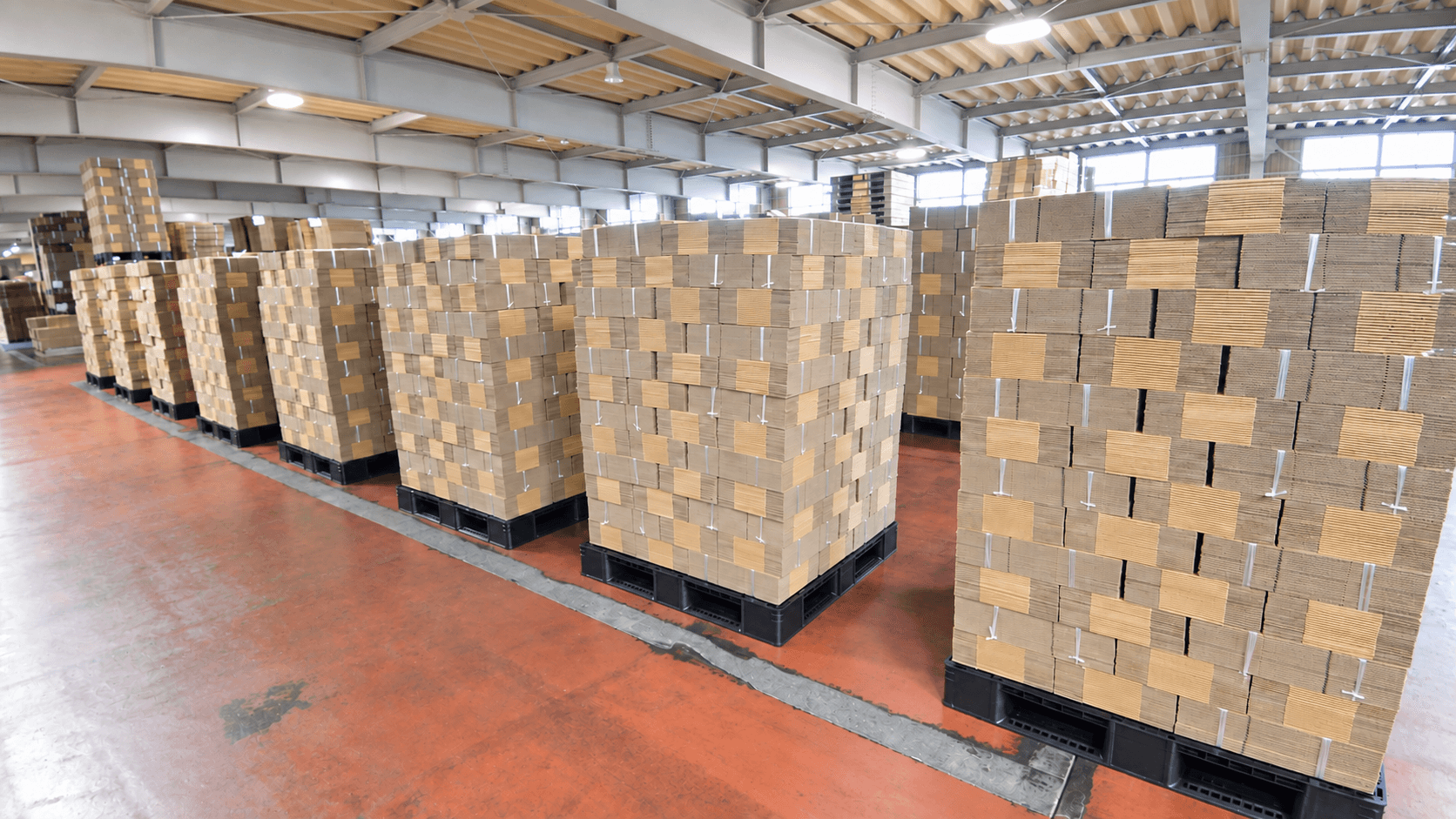 出荷を待つ段ボール製品
