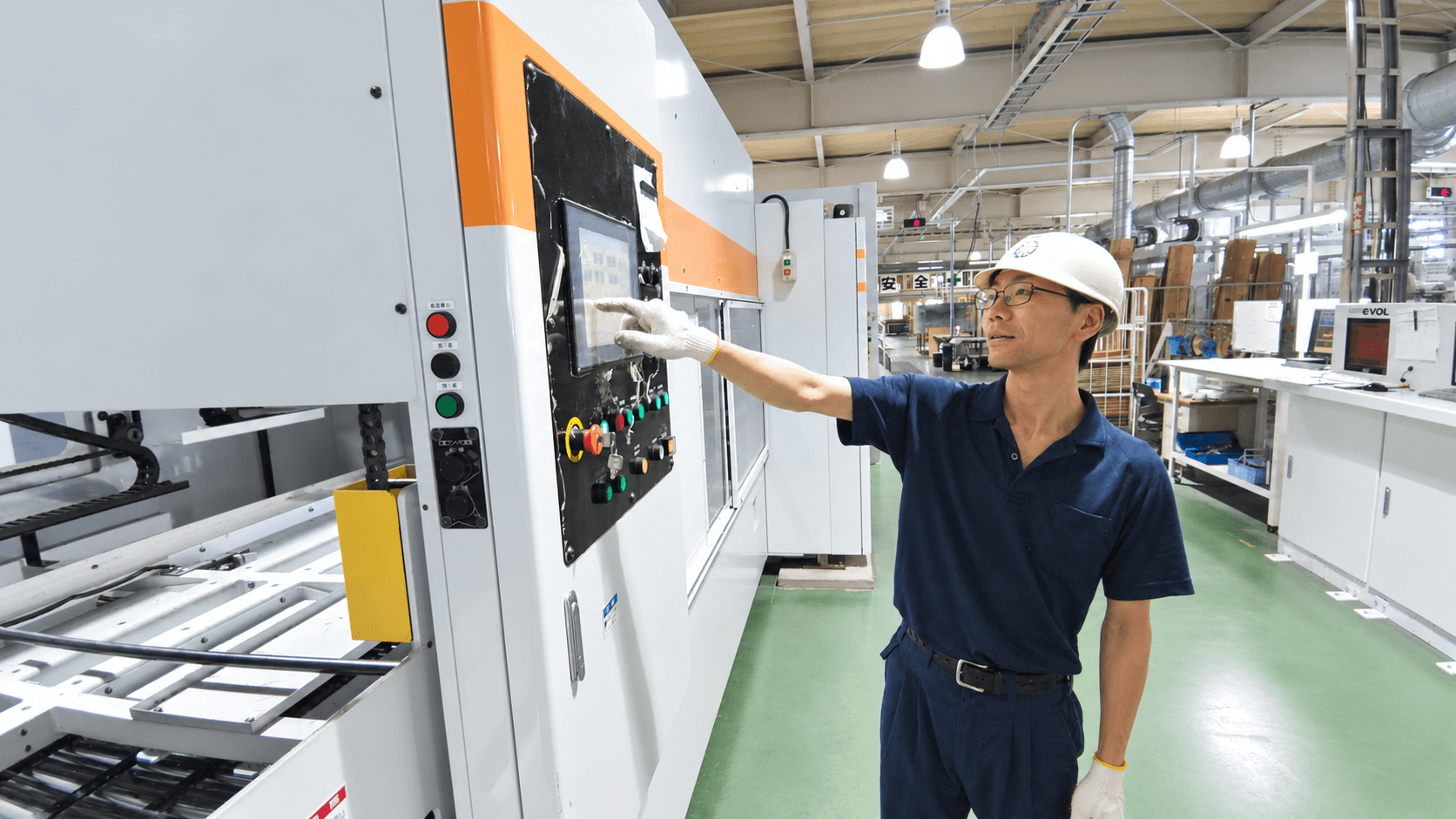 製函機の操作を行う製造現場