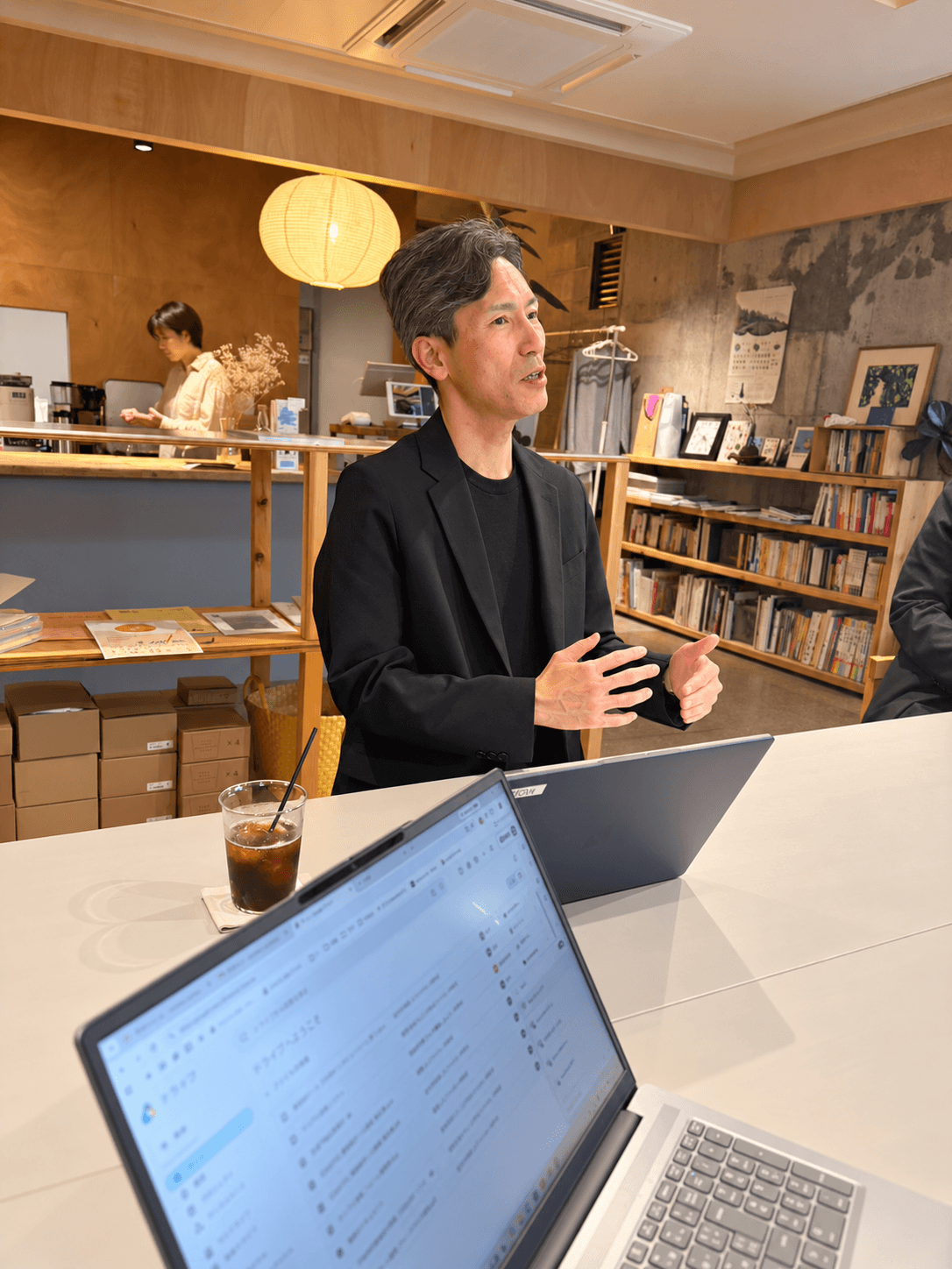 江口氏が身振りを交えて話す様子