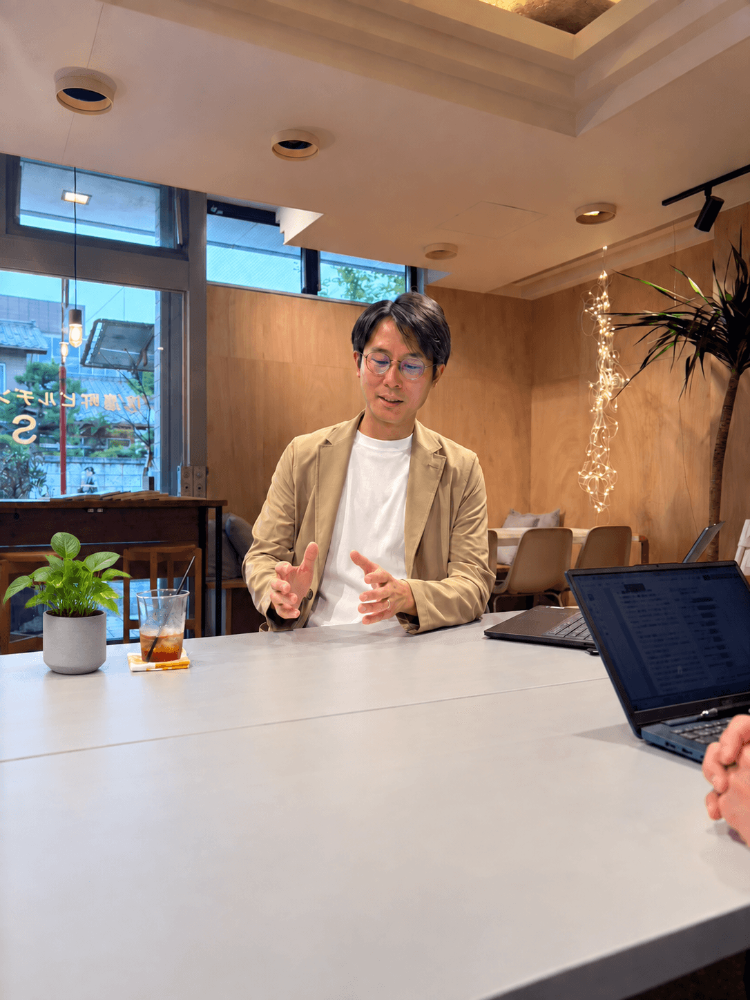 藤氏が話す様子