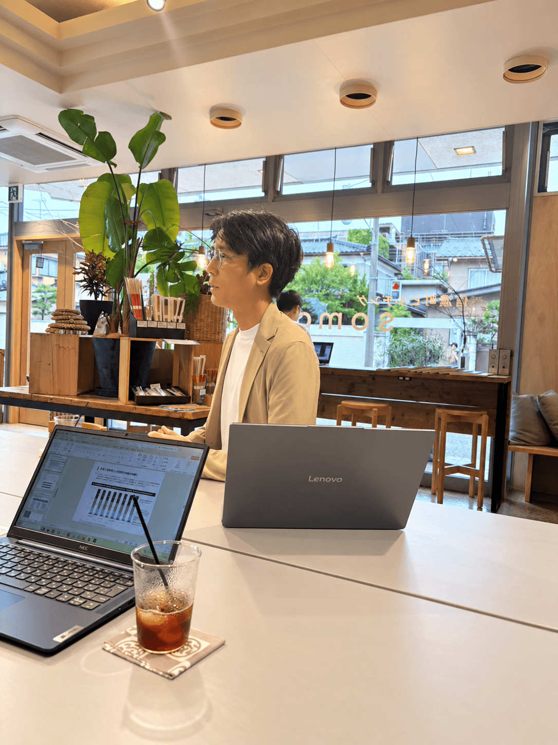 カフェで語る藤氏