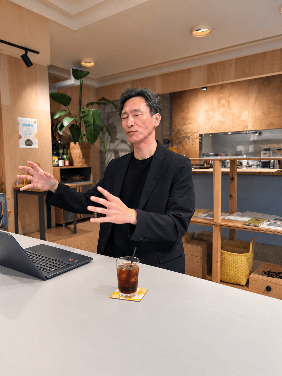 藤氏が身振りを交えて話す様子